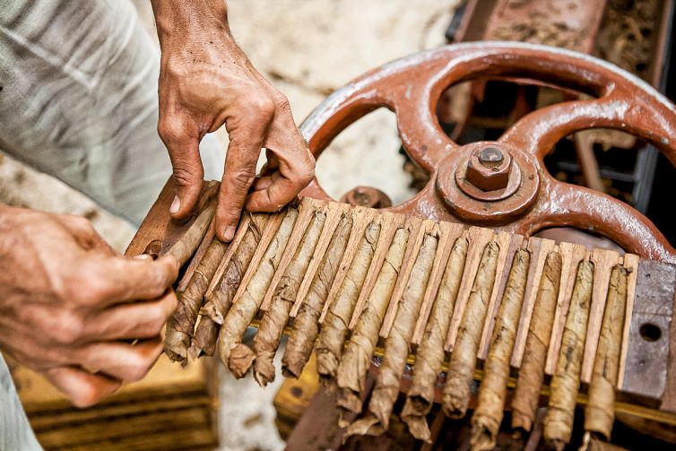 Cigar Photography - A Journey From Cultivated Seed To Distinguished Smoke - Finishing & Labeling - Dominican Republic - Palm Island Creative