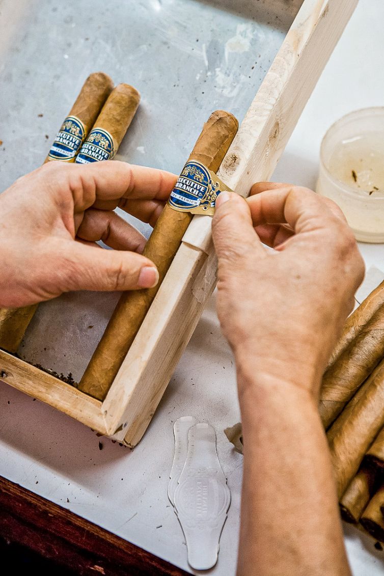 Cigar Photography - A Journey From Cultivated Seed To Distinguished Smoke - Finishing & Labeling - Dominican Republic - Palm Island Creative