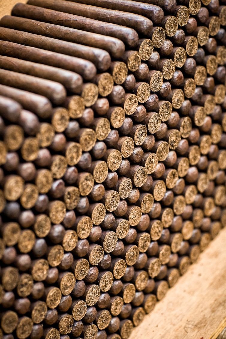 Cigar Photography - A Journey From Cultivated Seed To Distinguished Smoke - Finishing & Labeling - Dominican Republic - Palm Island Creative